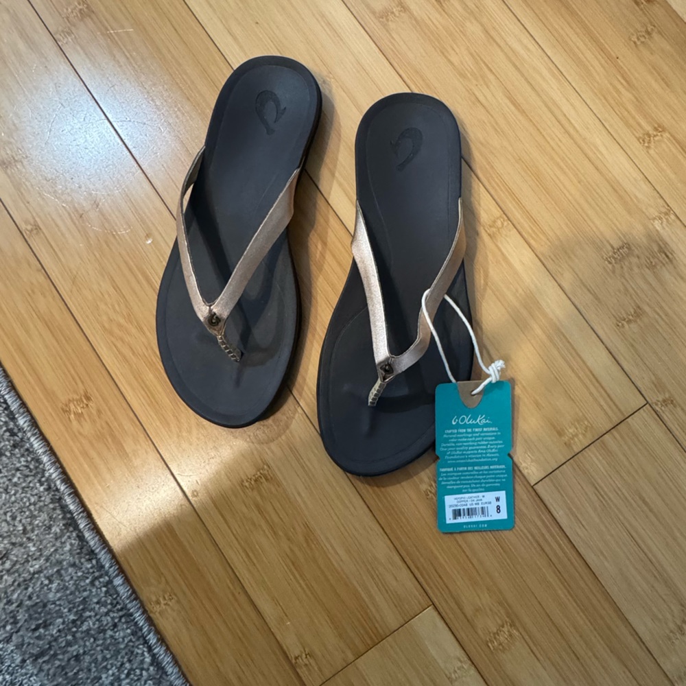Olu kai flip flops NWT size 8